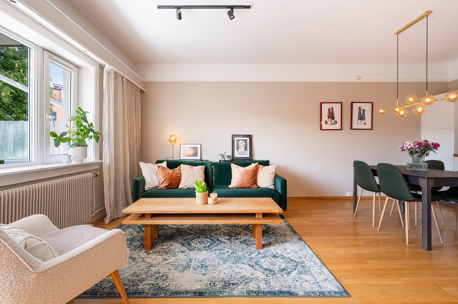 Romslig og innbydende stue med god plass til sofagruppe og tilhørende møblement. Galleribilde