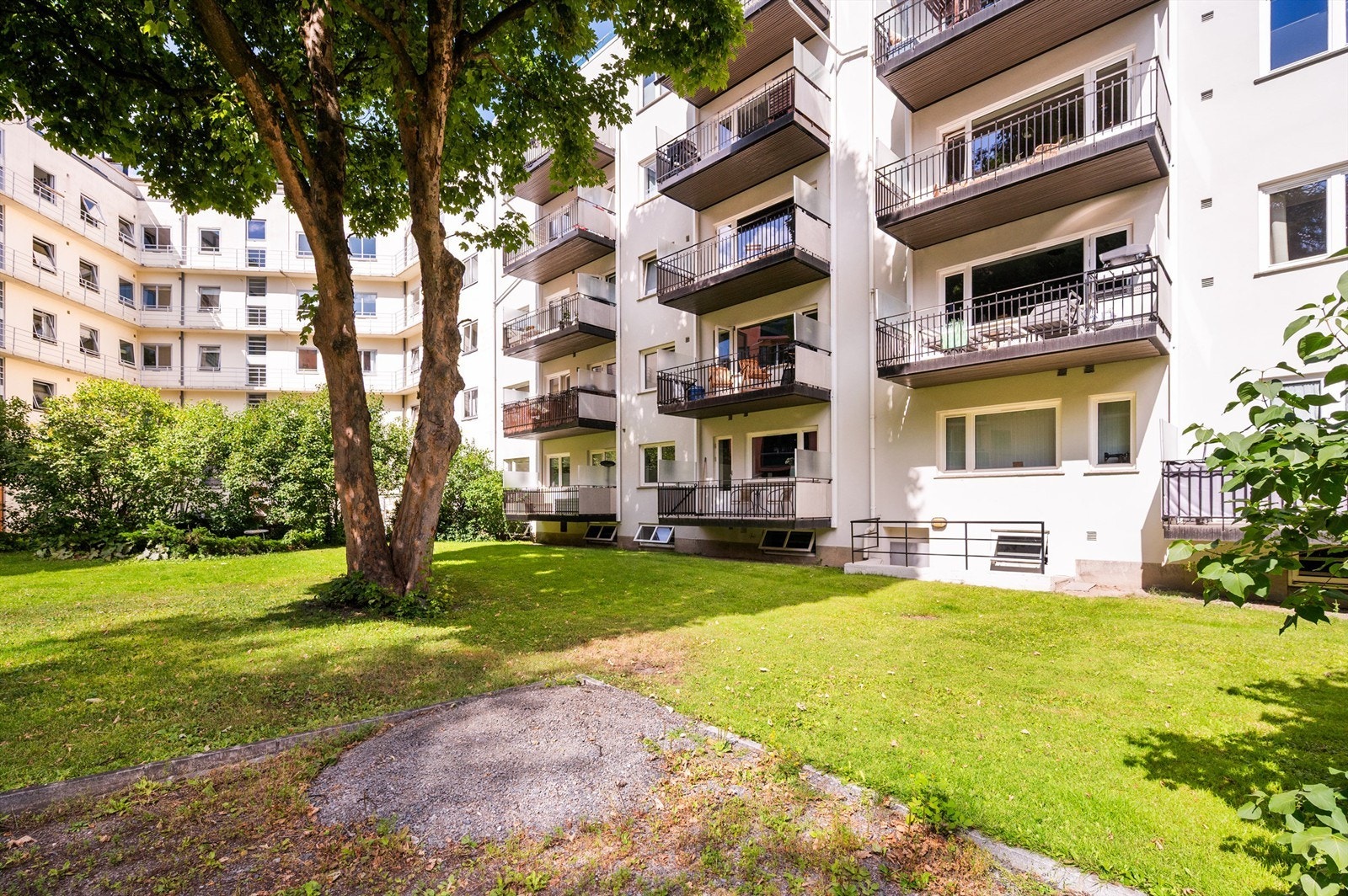 Hyggelig og fredelig nabolag med klassiske bygårder, grønne lommer og kort gangavstand til både St. Hanshaugen, Grünerløkka, Majorstuen og sentrum. Galleribilde