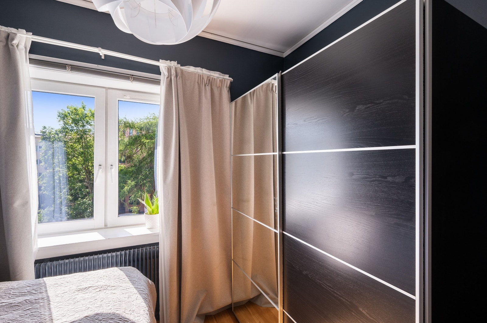 Soverommet har godt med oppbevaringsplass i garderobeskap. Galleribilde