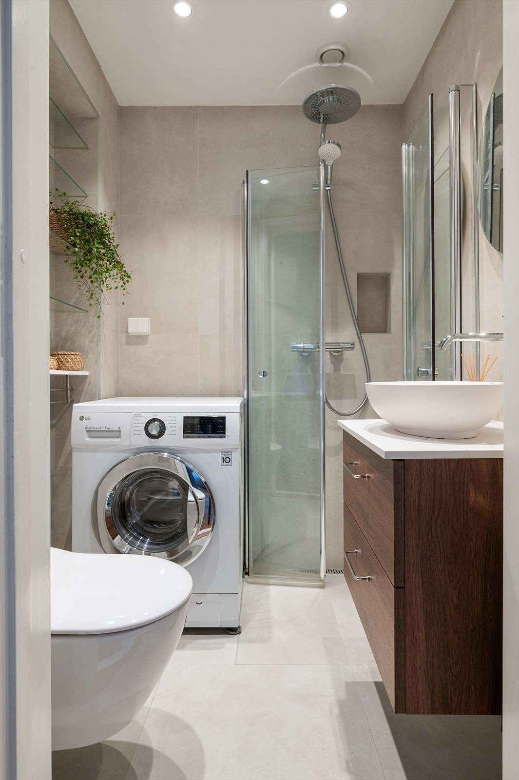 Lekkert og moderne bad som ble oppusset i 2022. Flislagt gulv og vegger, med varmekabler i gulvet, samt opplegg for vaskemaskin. Galleribilde