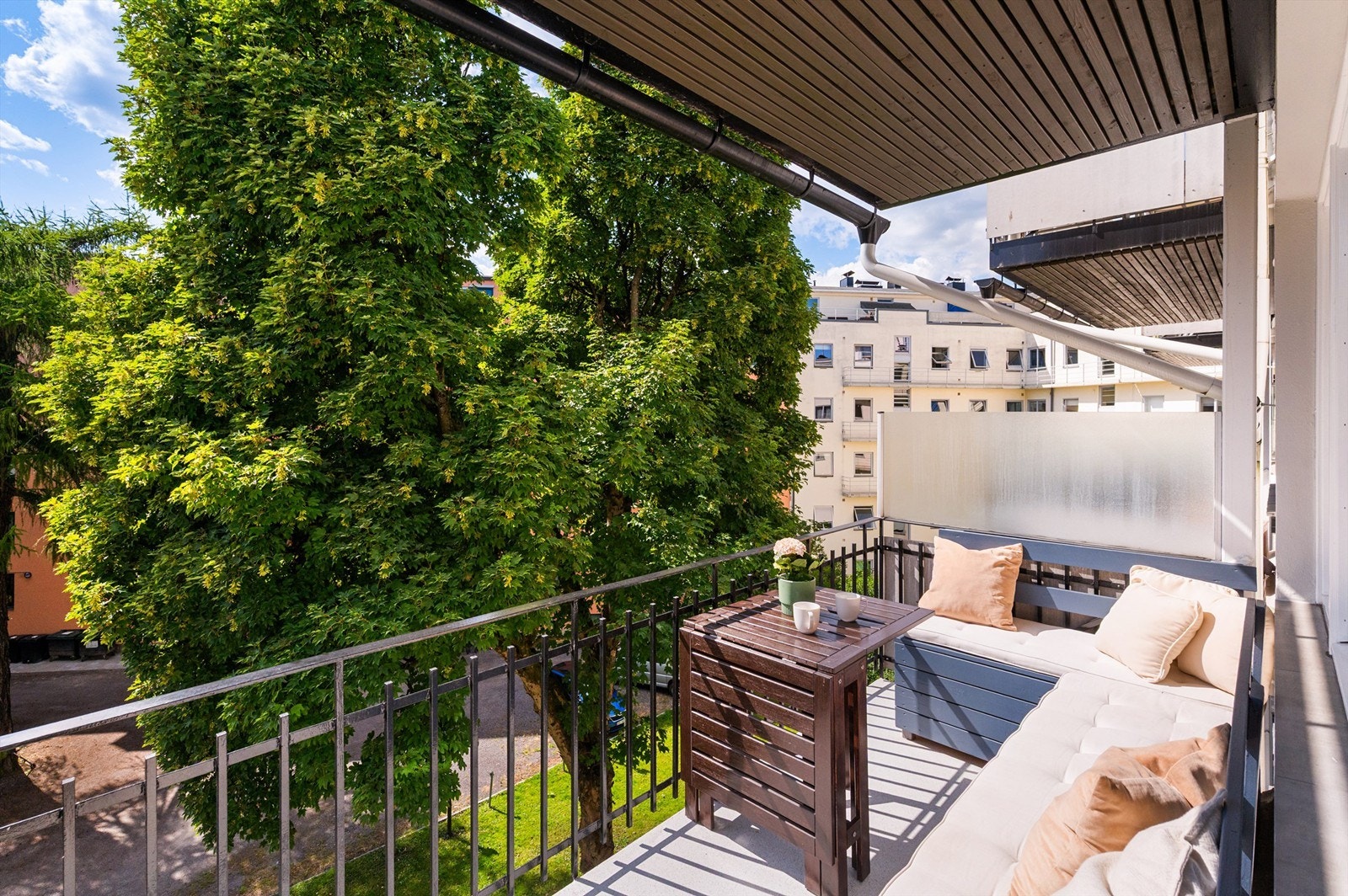 Fra stuen har du adkomst til en romslig overbygget balkong oppmålt til 7 m2. Her er det god plass til utemøblement, grill mm Galleribilde