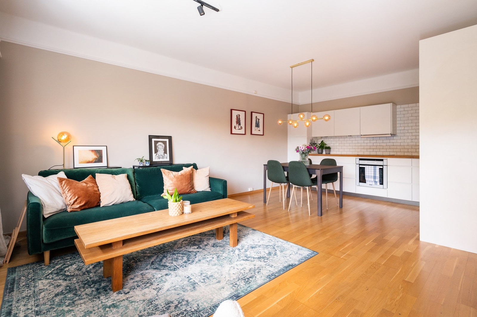 Her er det også en naturlig plass for spisebord, som bidrar til å skape et sosialt og trivelig oppholdsrom. Galleribilde