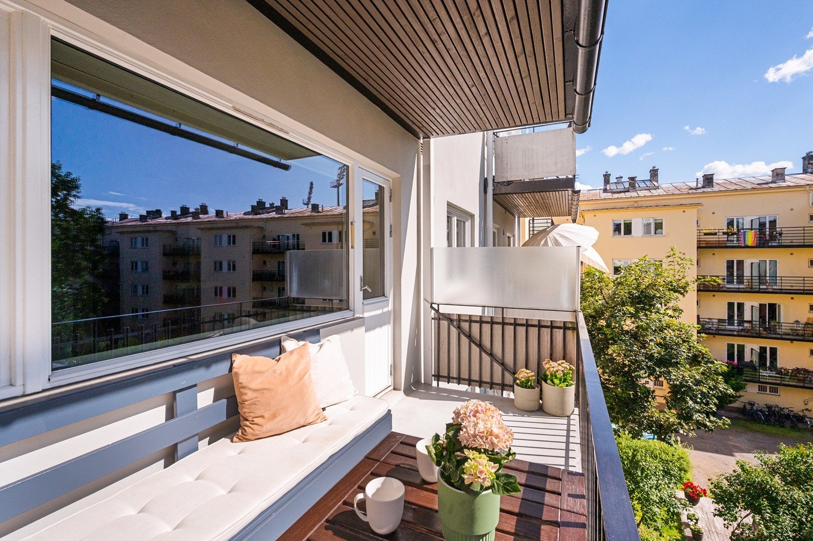 Balkongen vender mot rolig bakgård og har gode solforhold med sol fra omtrent kl 12-19 på sommerstid iht selger Galleribilde