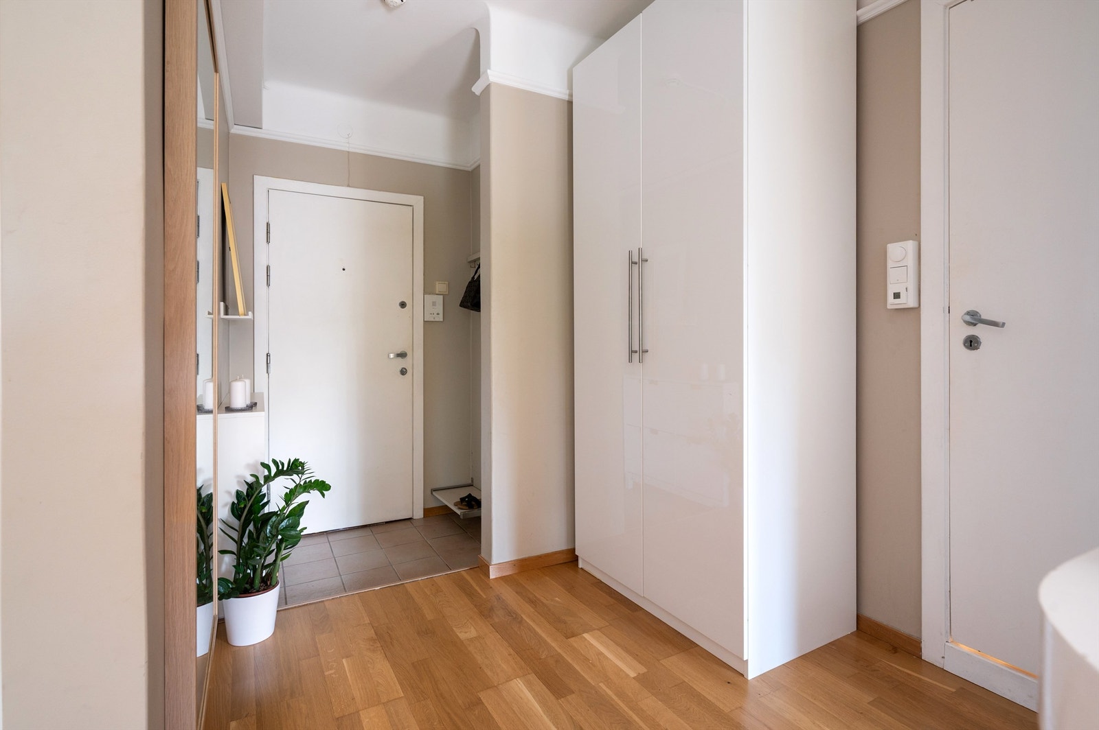 Innbydende og praktisk entré med mulighet til oppbevaringsseksjon. Galleribilde