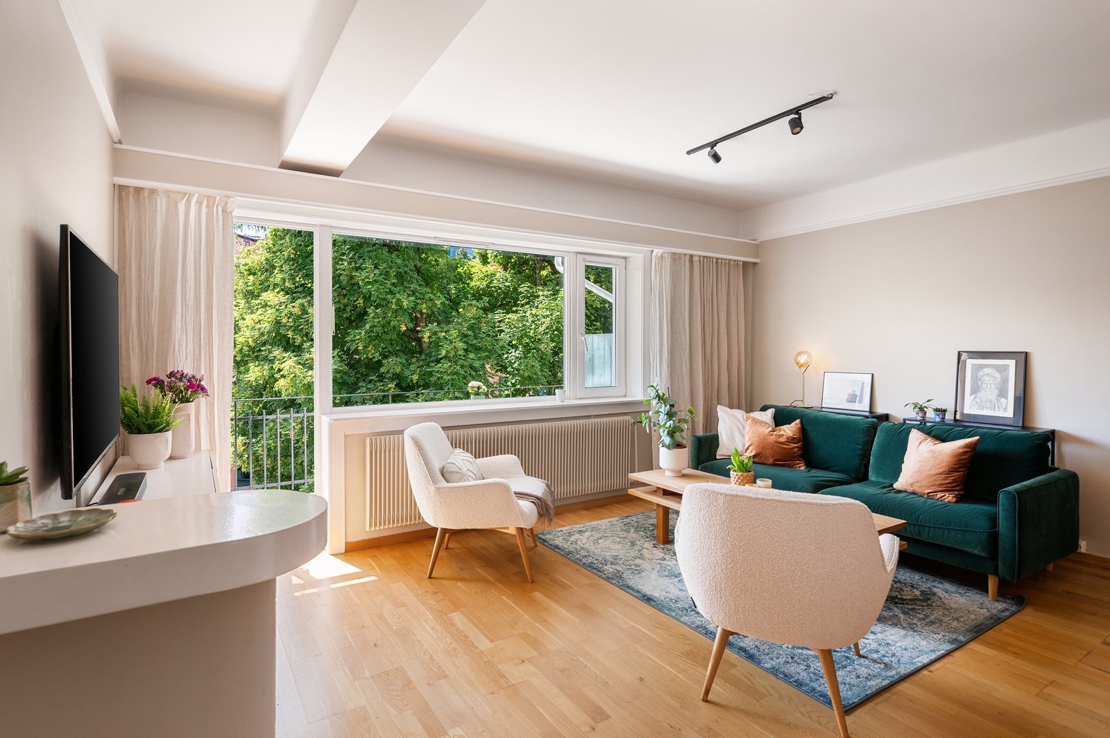 Store vindusflater slipper inn rikelig med naturlig lys Galleribilde