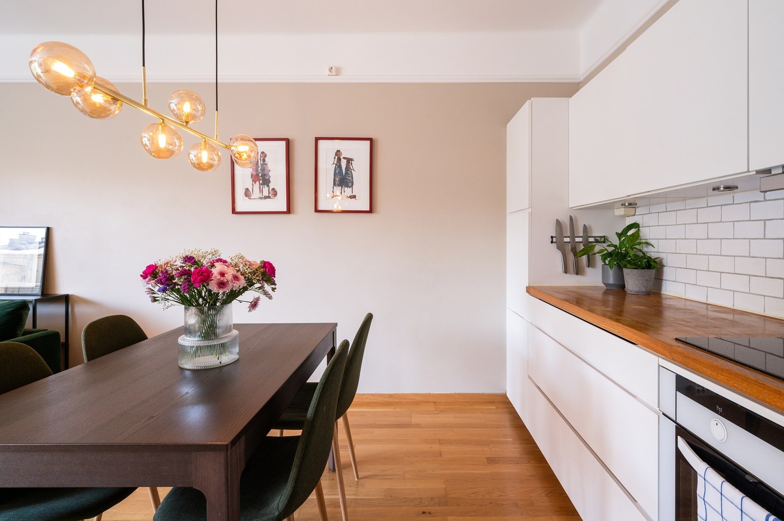 Moderne innredning fra 2012 og glatte fronter. Galleribilde