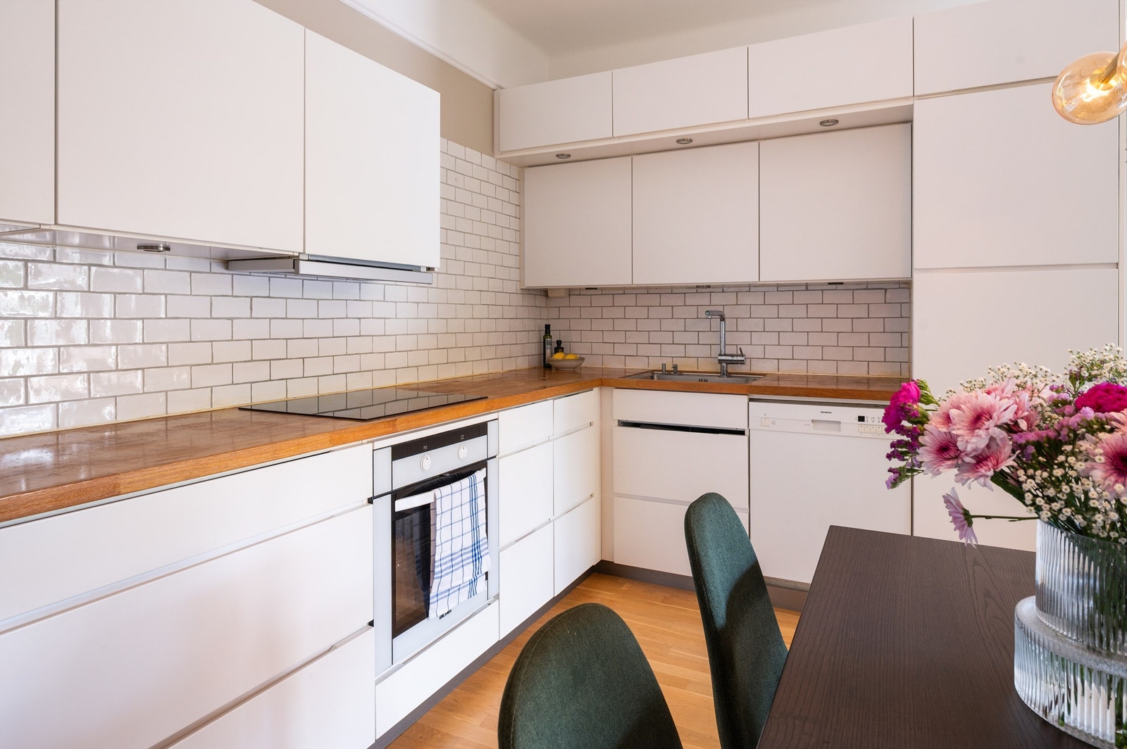 Kjøkkenet har integrerte hvitevarer med kjøleskap/fryser, stekeovn, platetopp og frittstående oppvaskmaskin, samt ventilator i overskap. Galleribilde