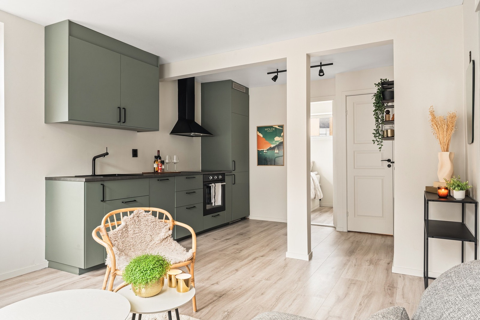 En lys og moderne 2-roms leilighet med rolig, men samtidig svært sentral beliggenhet. Galleribilde