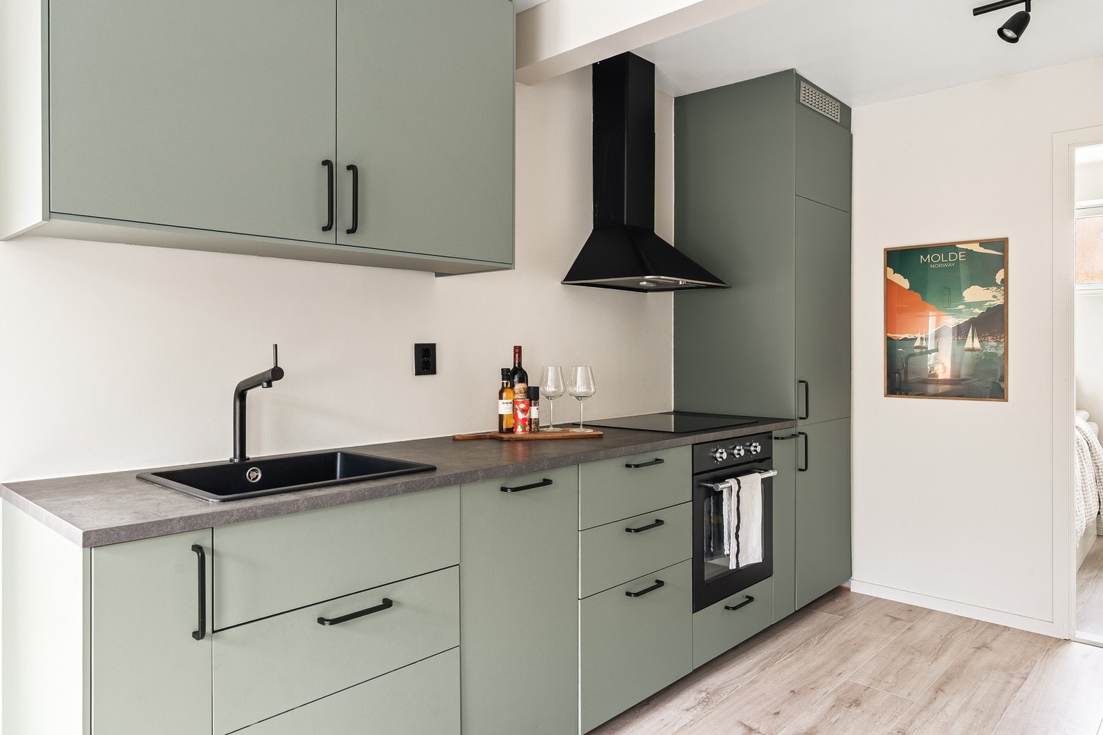 Kjøkkenet har slette fronter og laminat benkeplate med nedfelt vask av kompositt. Galleribilde