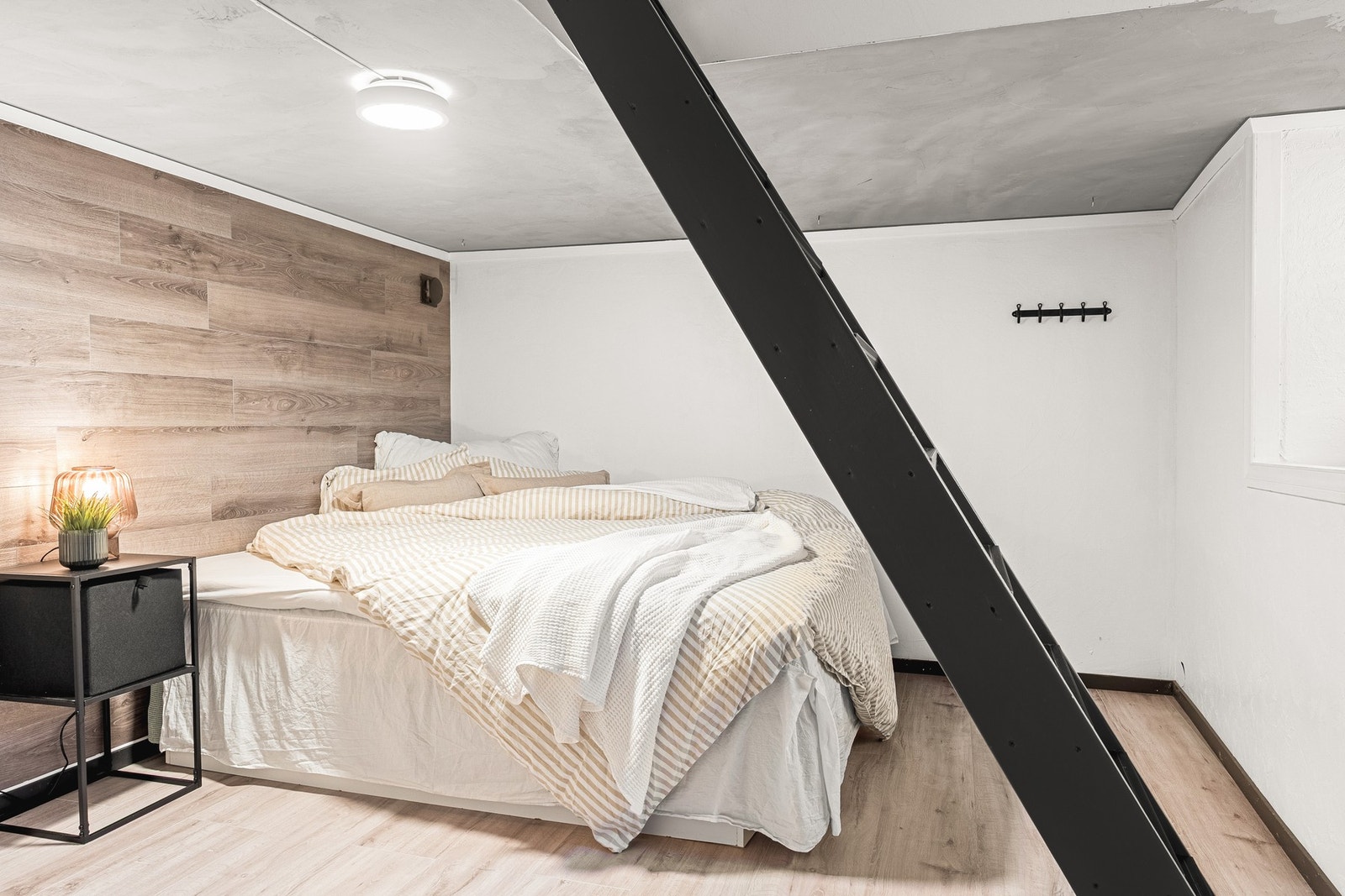 Fra stuen går det en trapp ned til underetasjen. Galleribilde