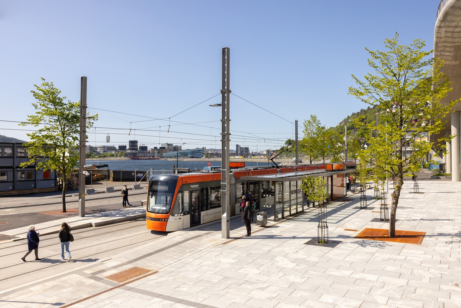 Boligen har kort vei til hyppig kollektivtransport med både buss og bybane i nærheten. Galleribilde