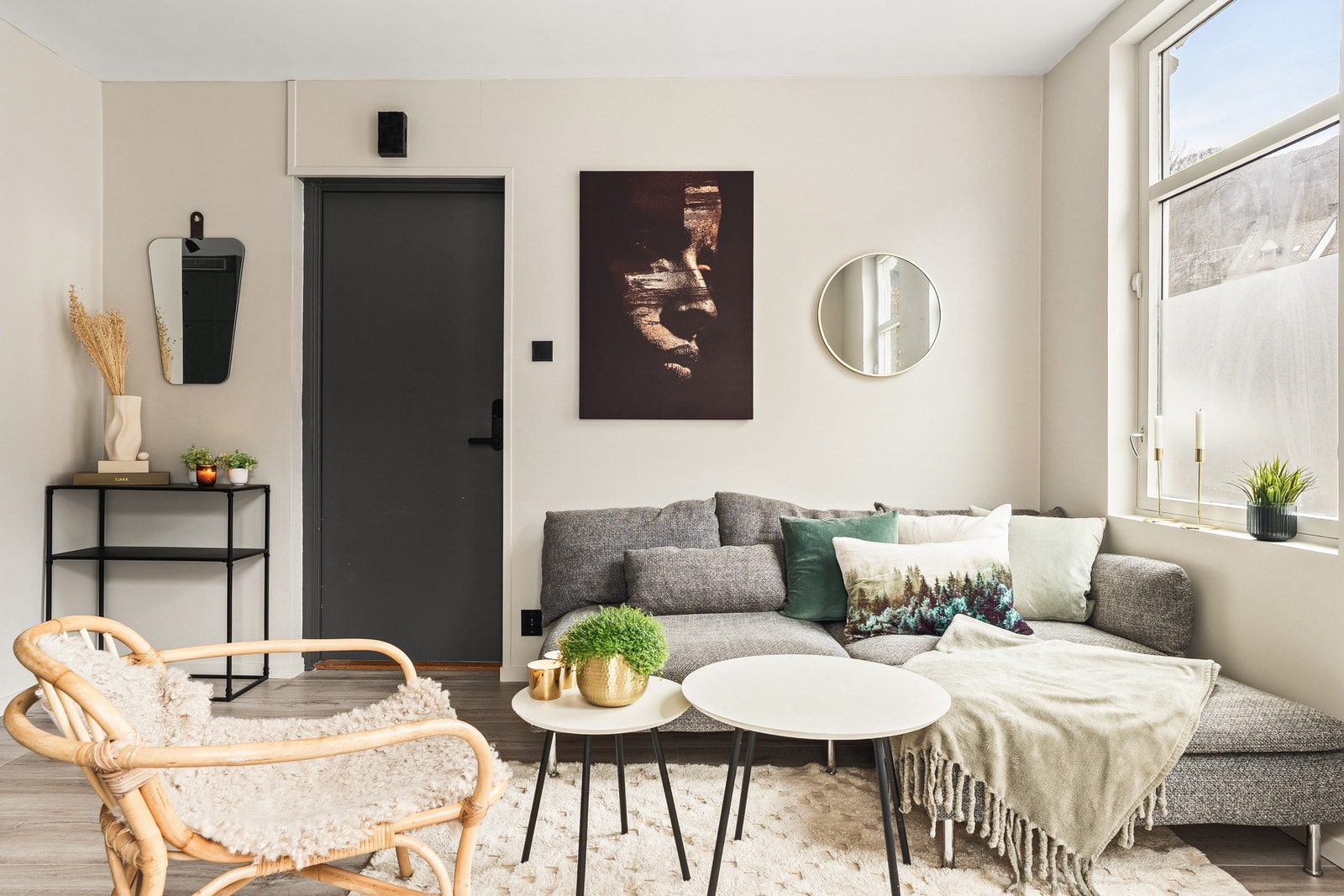 Velkommen inn til den lyse og romslige stuen med åpen kjøkkenløsning, som totalt måler 20 kvm. Galleribilde