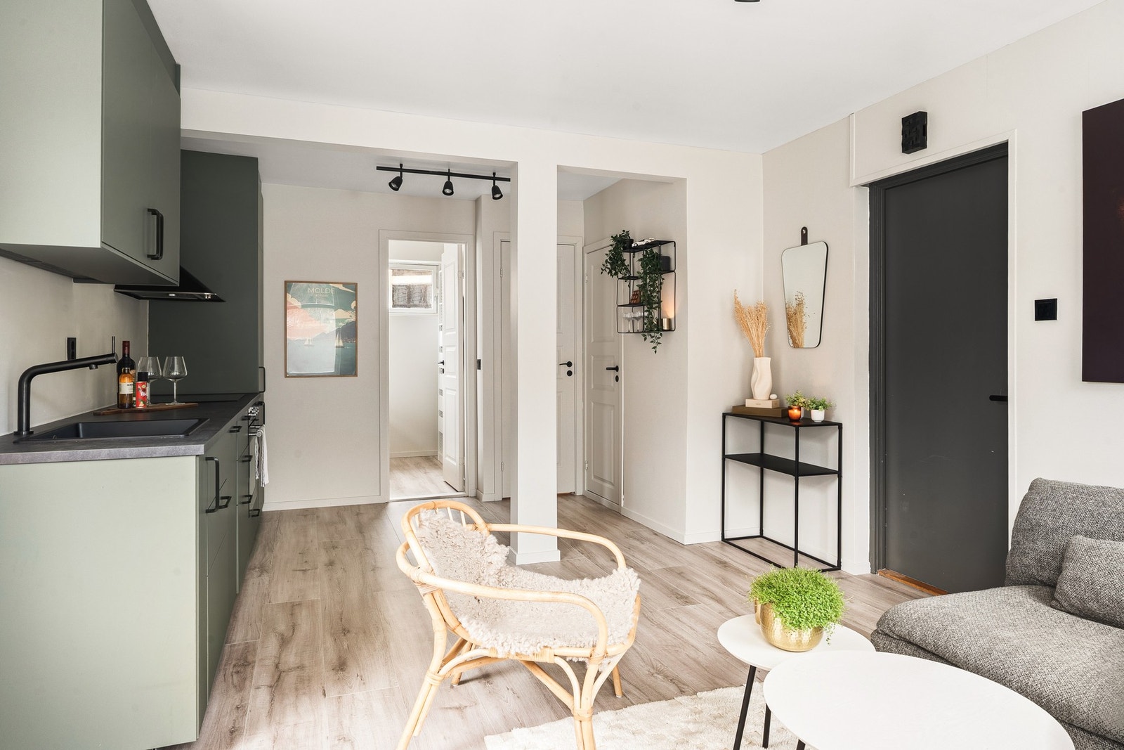 Planløsningen gir plass til både sofagruppe og spisebord. Galleribilde