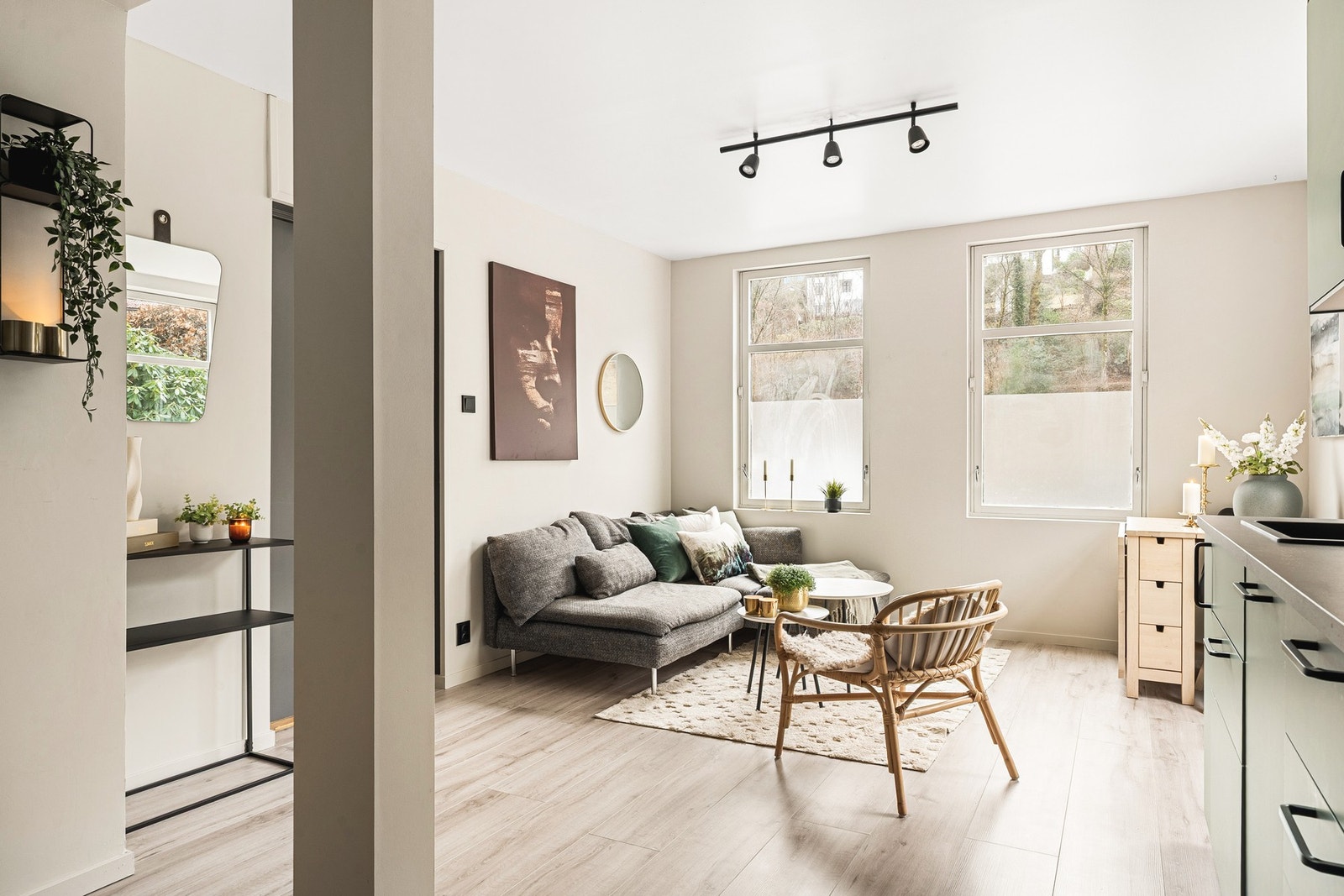 Det er enstavs laminat på gulv og slette vegger - nymalt i 2025! Galleribilde