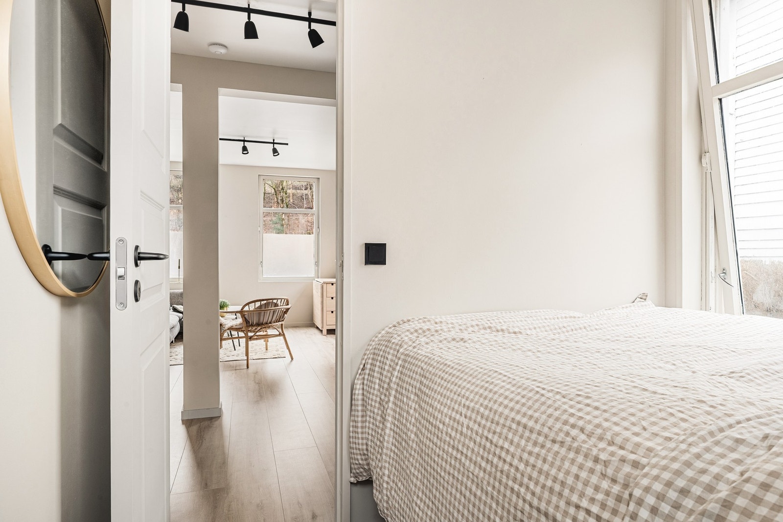 Det er tilkomst til soverommet fra stuen/kjøkken, som er 5 kvm. Galleribilde