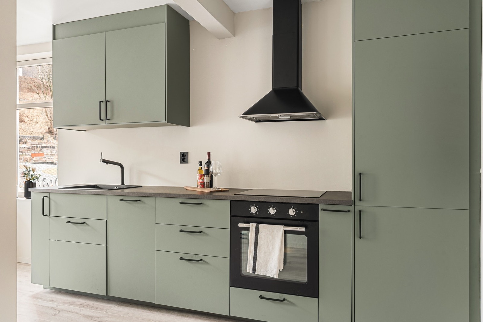 Det er veggmontert ventilator og integrerte hvitevarer bestående av stekeovn, platetopp, oppvaskmaskin og kjøleskap med frysedel. Alle hvitevarer medfølger. Galleribilde