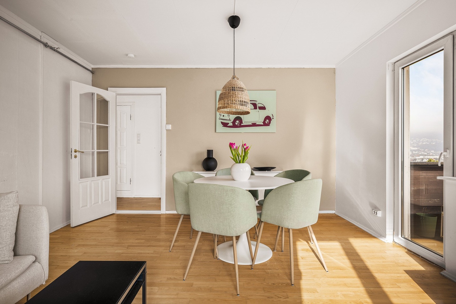 Her har man god plass til å innrede med både sofa, TV og spisebord i hver sine soner. Galleribilde