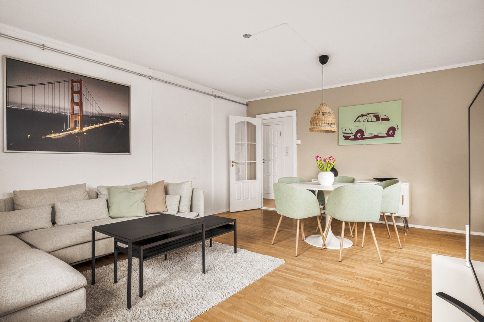 God plass til stort spisebord, perfekt om man har gjester. Galleribilde