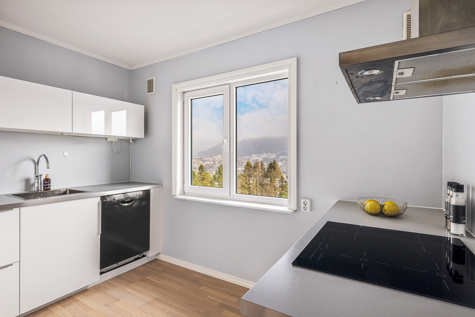 Flott, tidsriktig kjøkken med hvite fronter og laminat benkeplate. Galleribilde