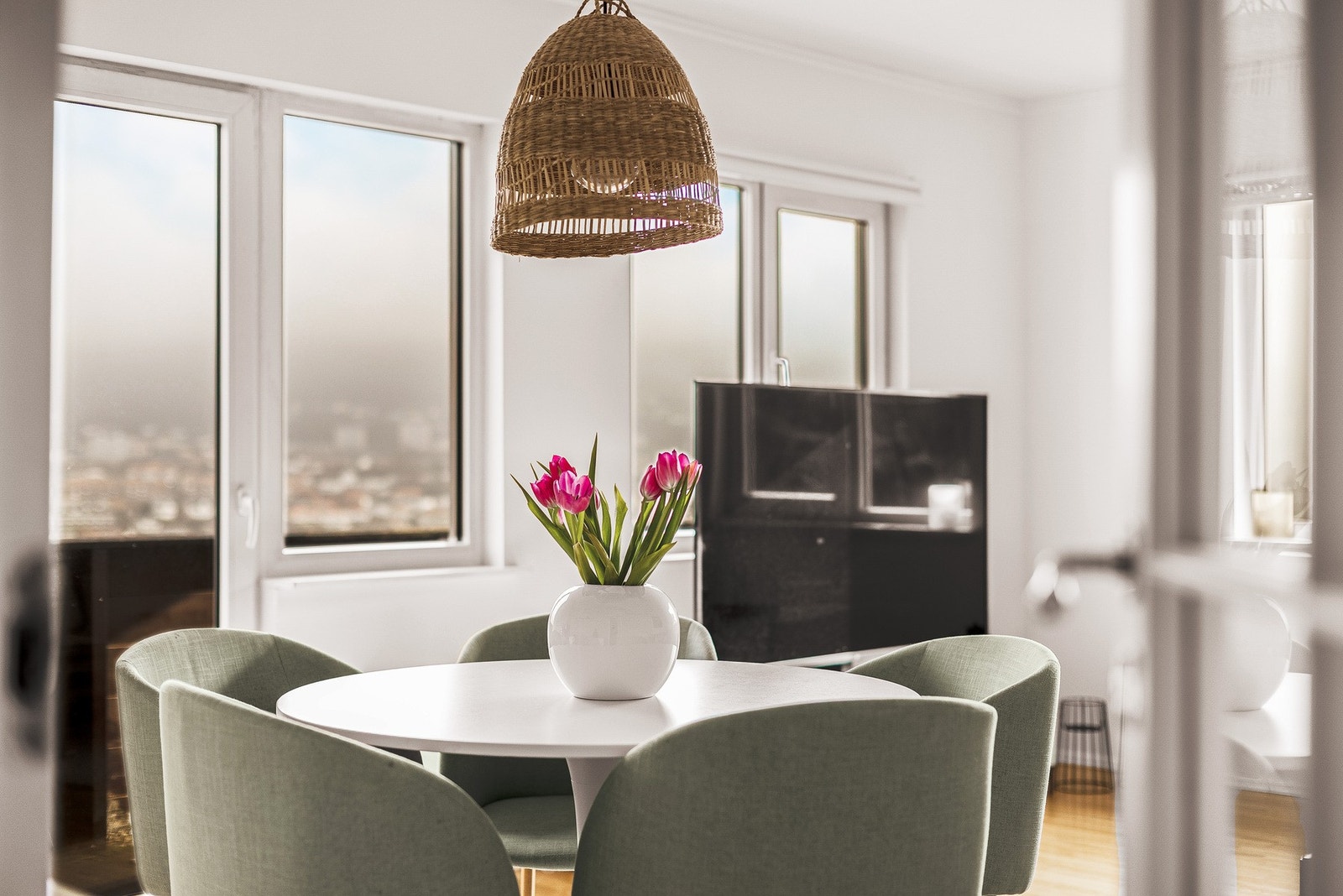 Det første man legger merke til er de store vinduene som slipper inn rikelig med lys. Galleribilde