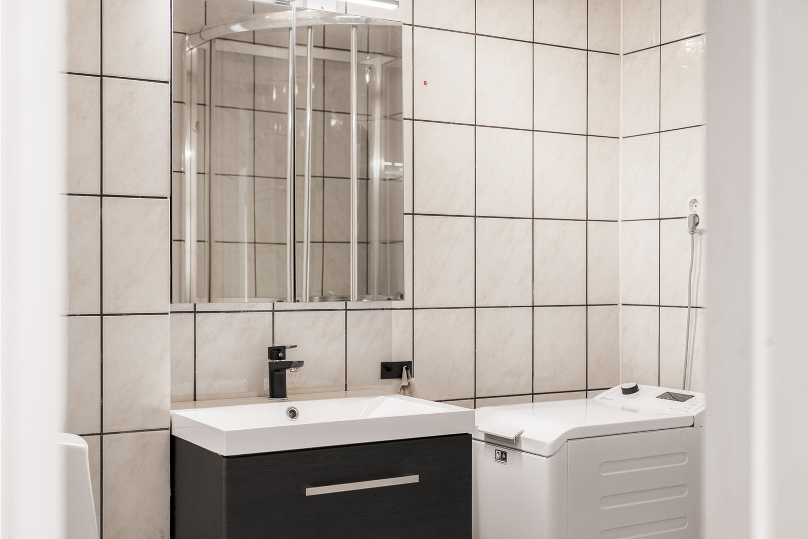 Her er det også opplegg for vaskemaskin, og selvfølgelig varme i gulvet. Galleribilde