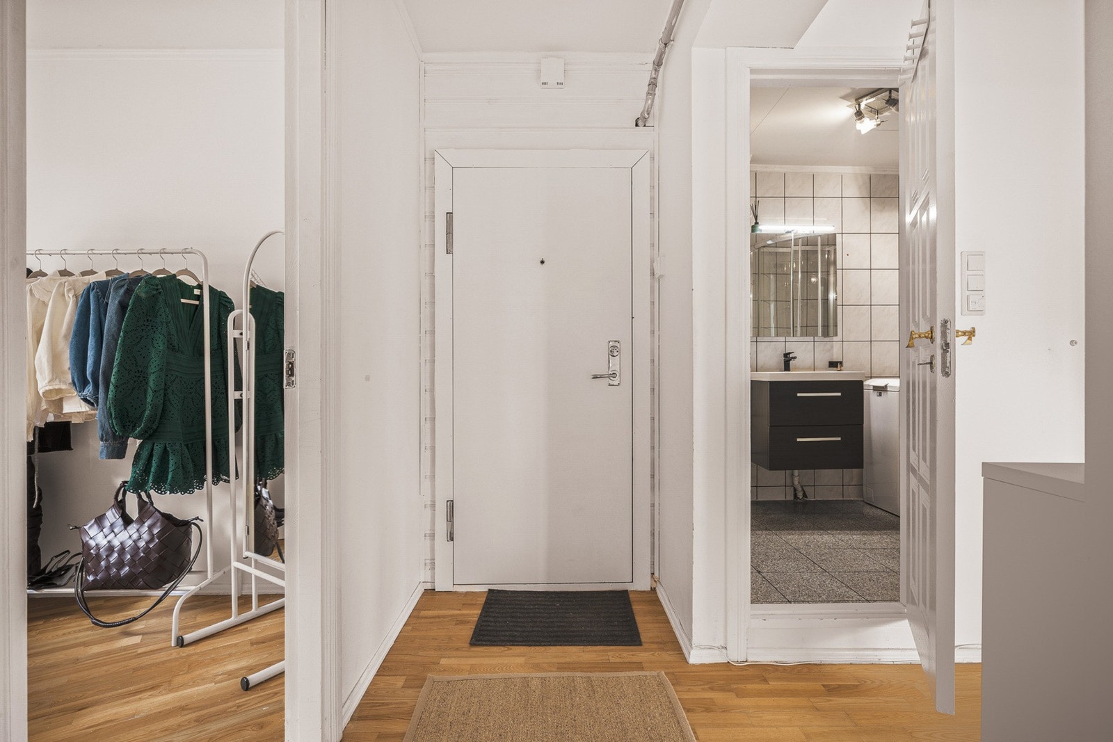 Leiligheten gir et godt førsteinntrykk med en romslig entrè på ca. 7,7 m². Galleribilde