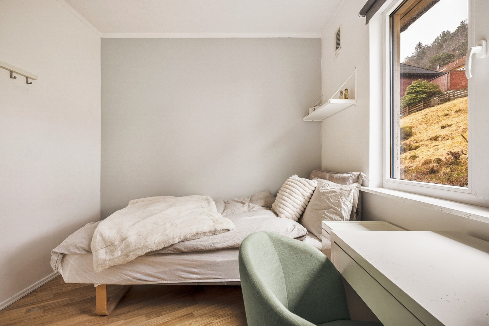 Alle har god plass til seng, garderobe og skrivebord. Galleribilde