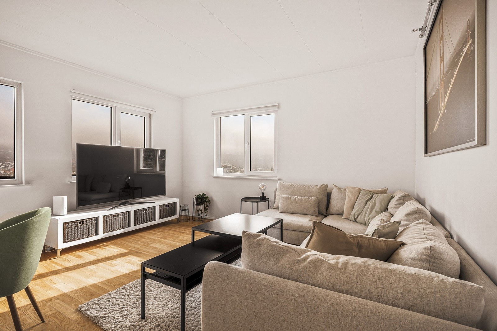 Videre beveger vi oss inn i den romslige og luftig stuen på intet mindre enn 20 kvm! Galleribilde