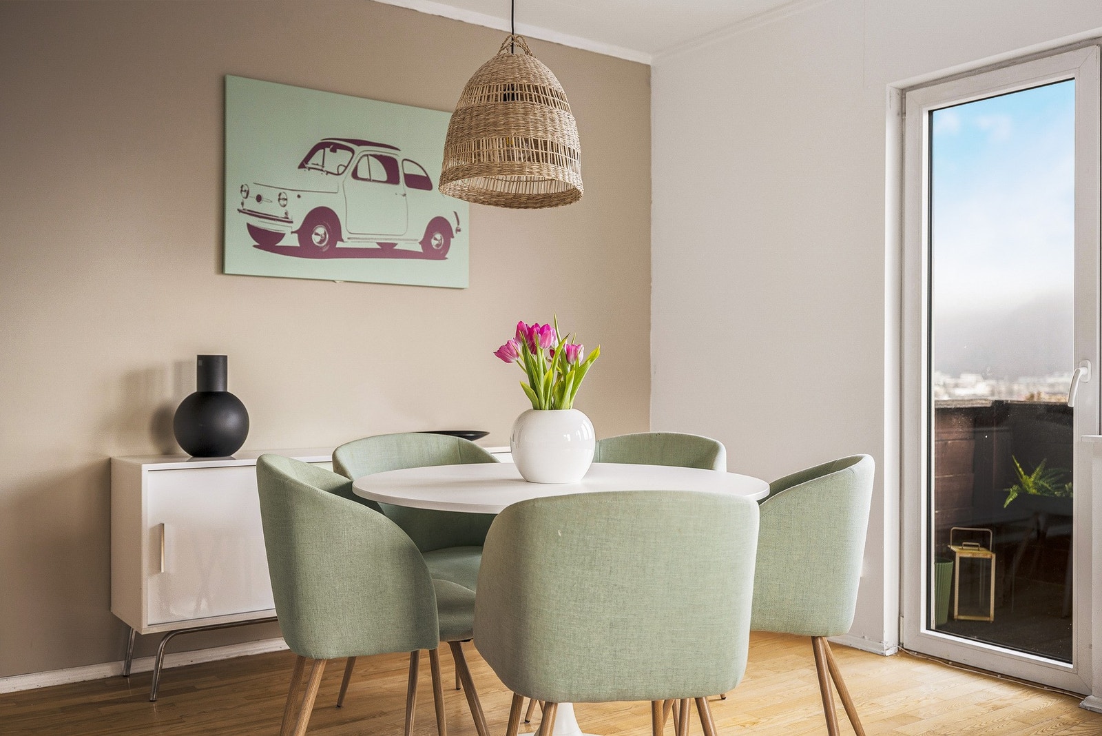 Fra stuen er det tilkomst til balkong på 4 kvm som byr på nydelig utsikt. Galleribilde