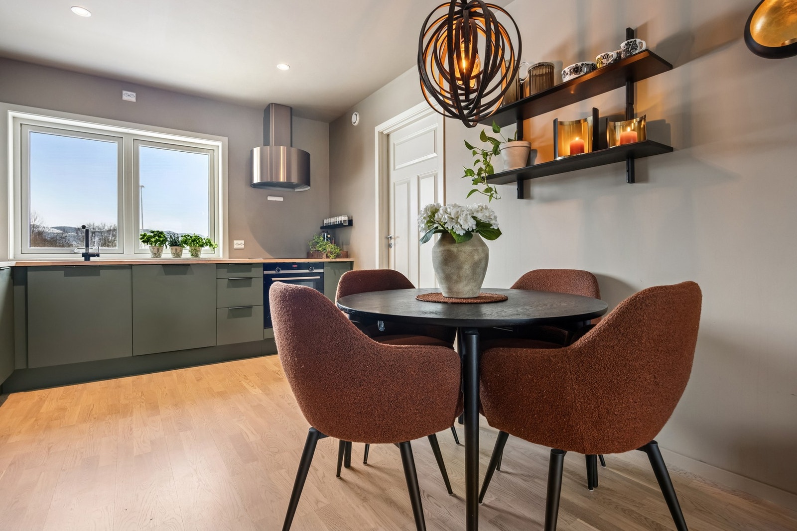 På kjøkkenet er det rikelig med naturlig lys Galleribilde