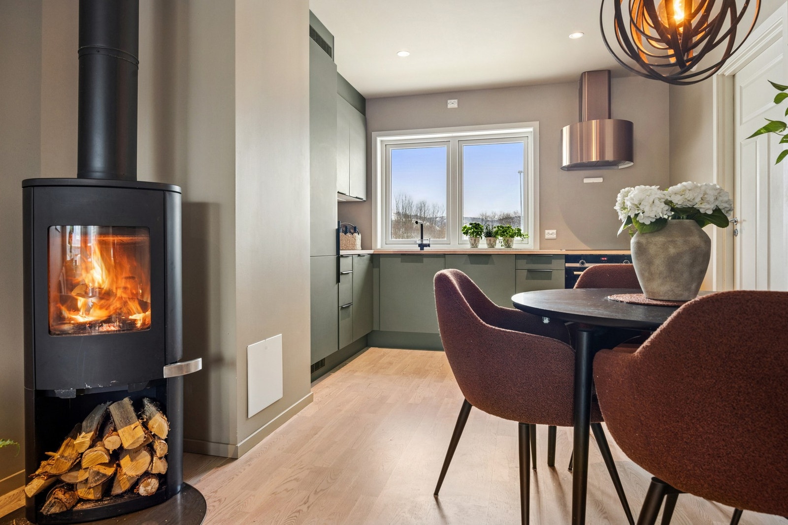 Leiligheten har vedovn og elektrisk oppvarming. Galleribilde