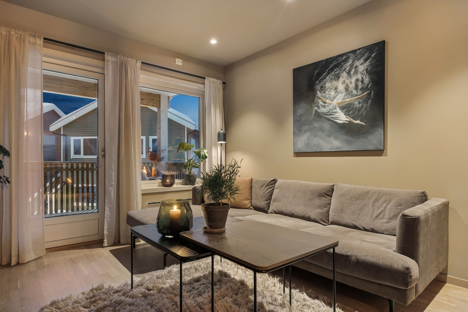 Stue med utgang til solrik terrasse vendt mot sør. Galleribilde