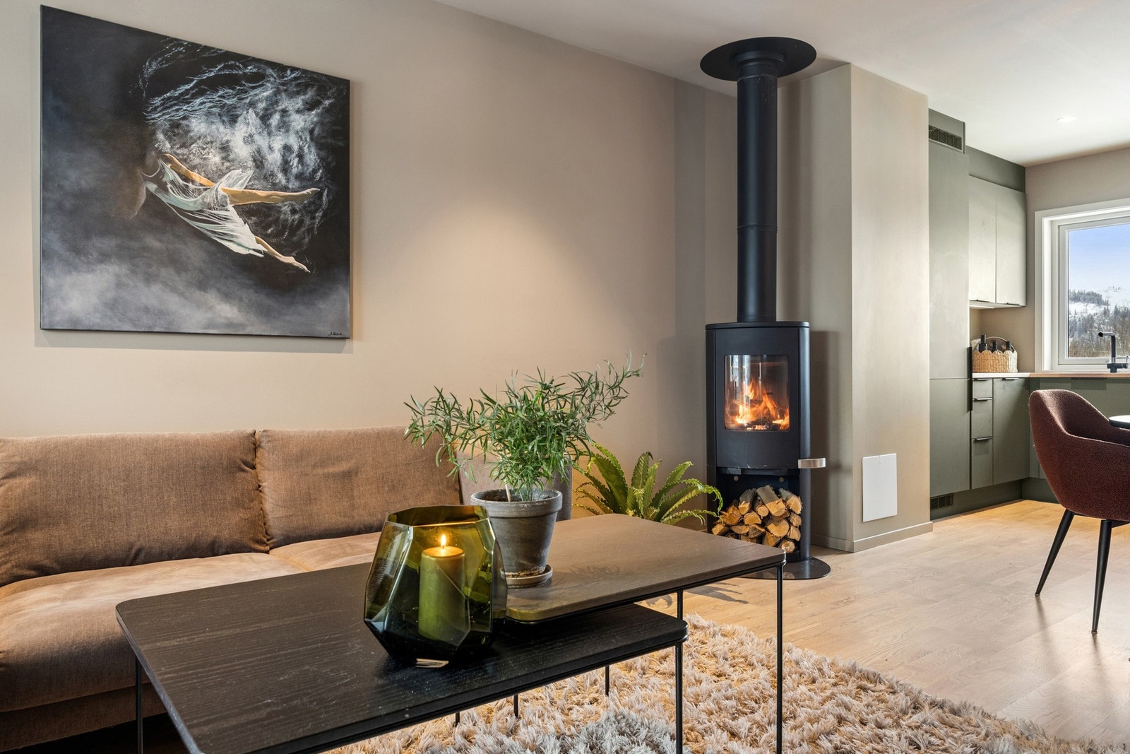 Leiligheten fremstår som moderne med innbydende og tidsriktige fargevalg. Galleribilde