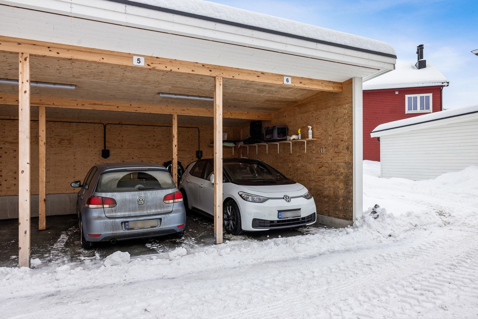 Parkering i carport med elbillader. Galleribilde