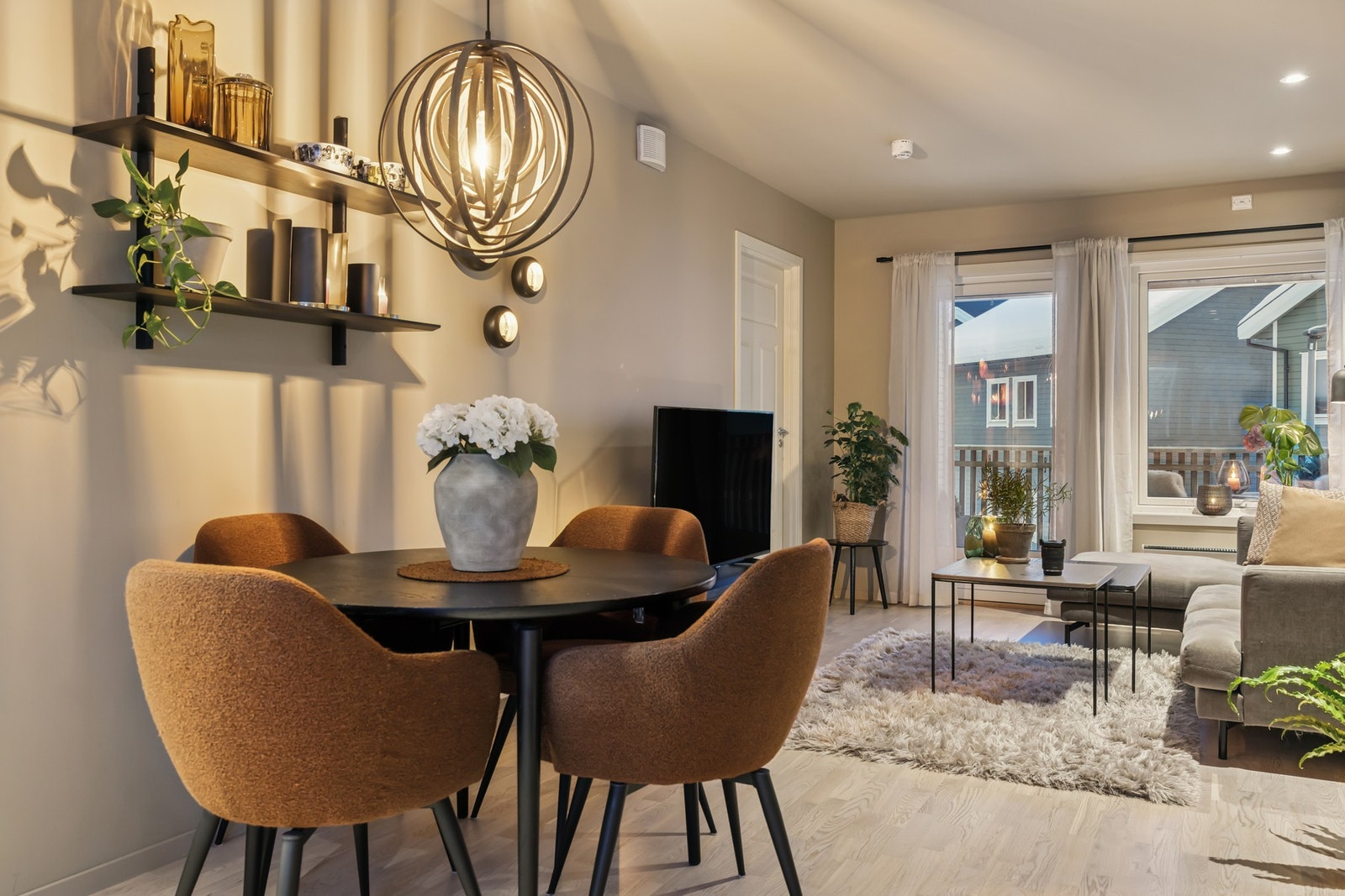 Stuen har plass til flere sittegrupper. Galleribilde