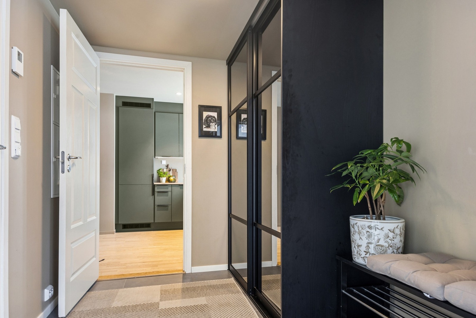 Gang med praktisk garderobeløsning fra Elfa. Galleribilde