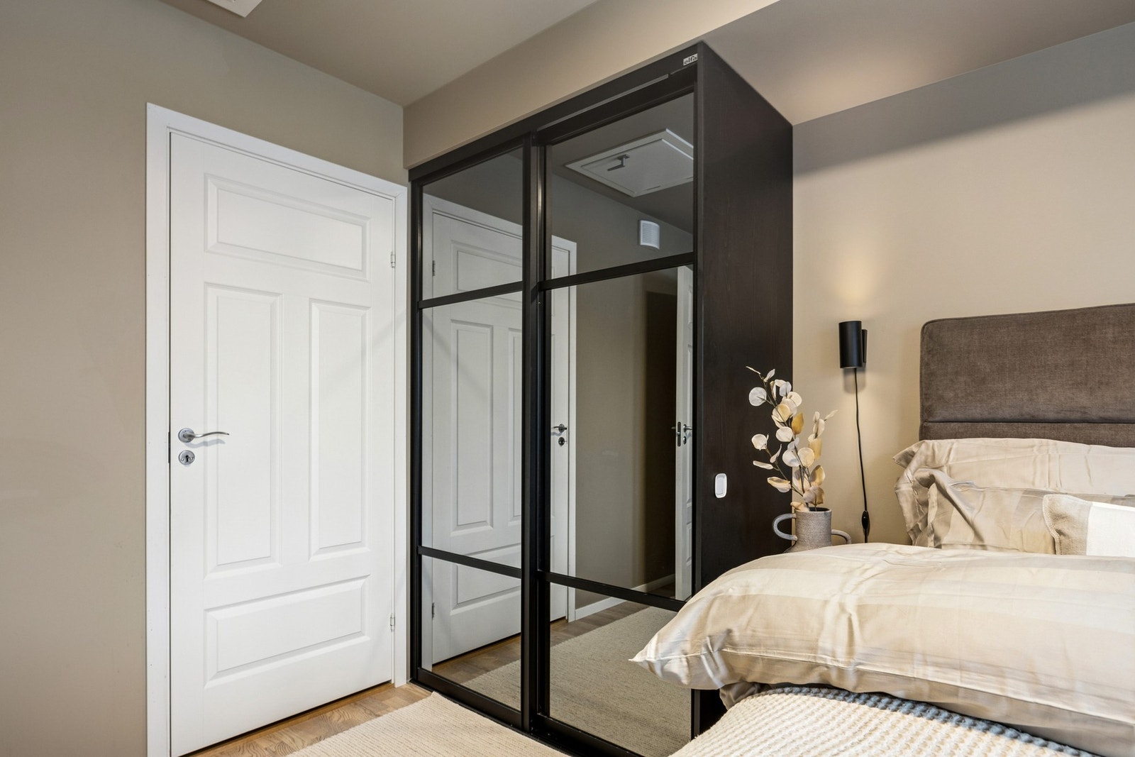 Soverom med praktisk garderobeløsning fra Elfa. Galleribilde