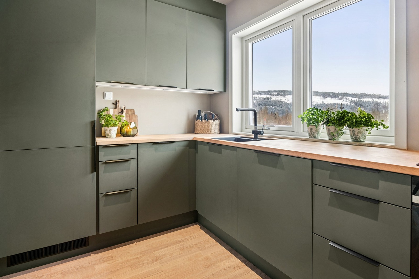 Kjøkkenet fremstår som delikat med tidsriktig fargevalg Galleribilde