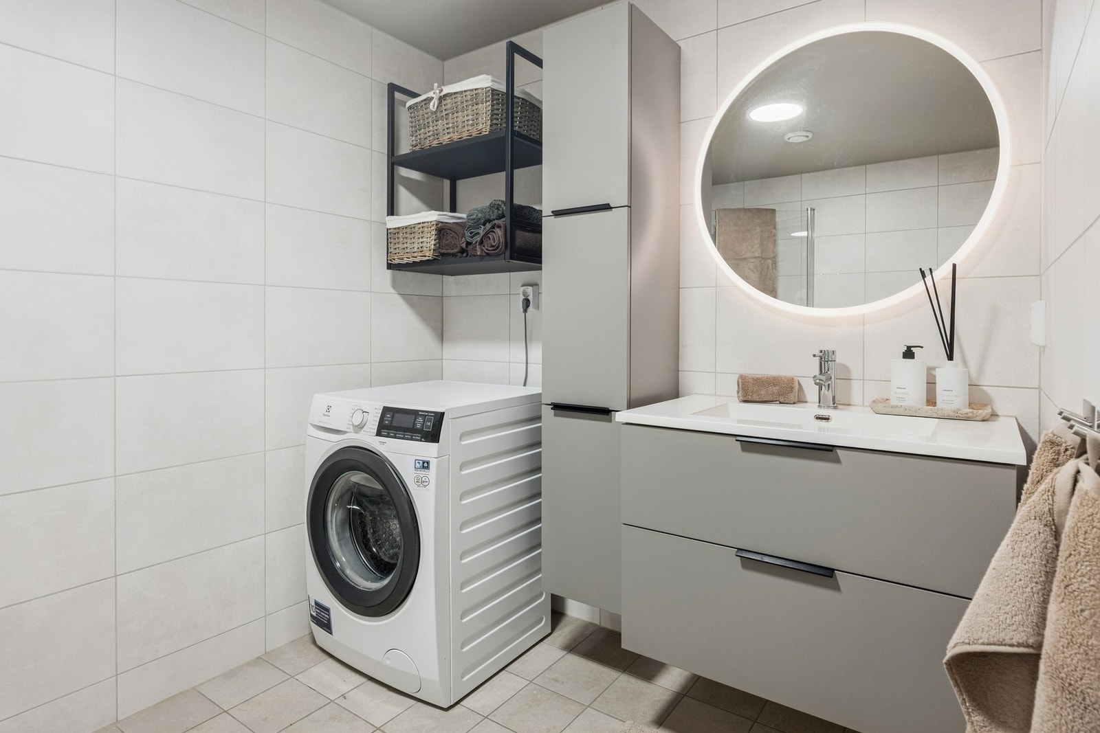 Bad med varme i gulv og opplegg for vaskemaskin Galleribilde