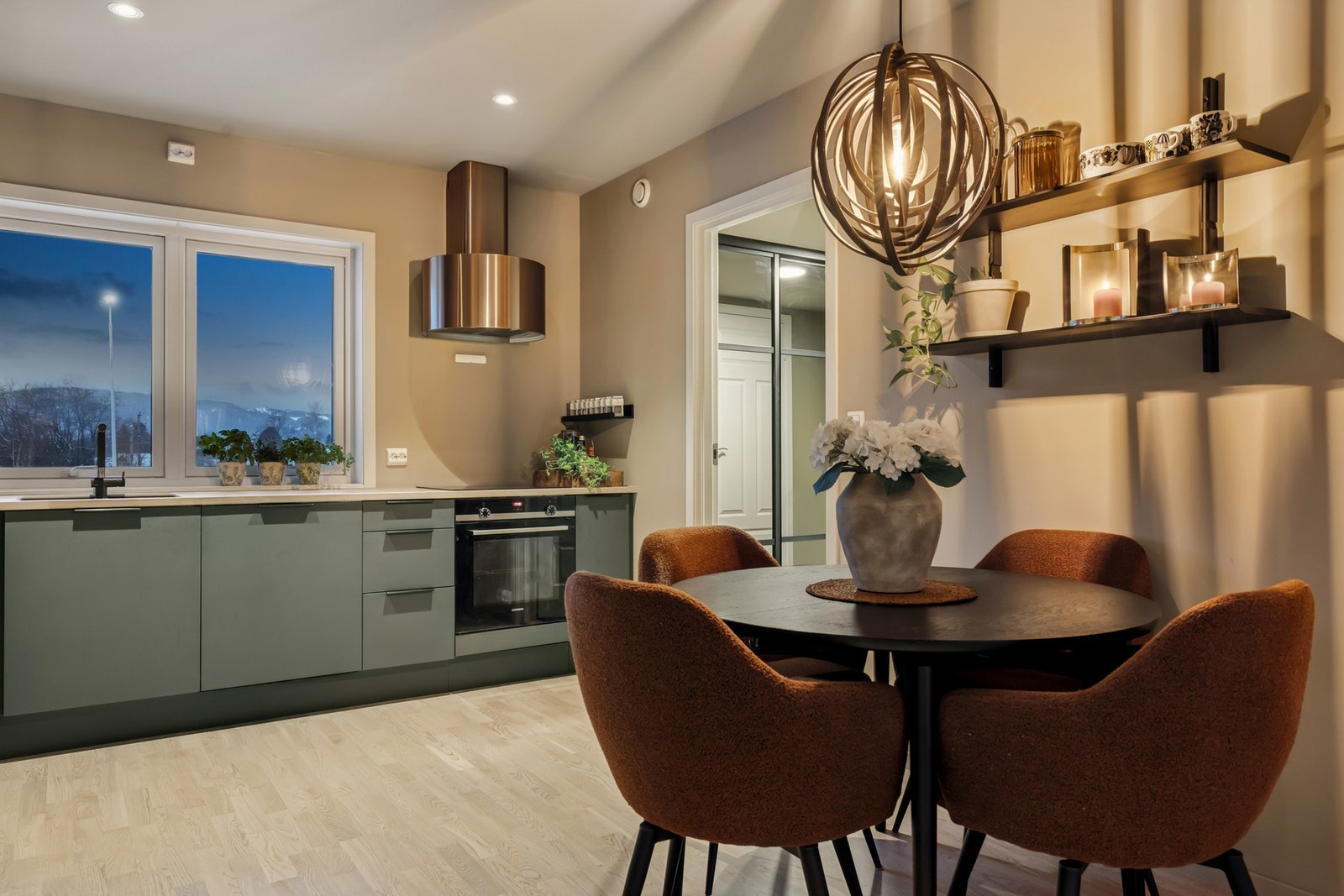 Oppgradert kjøkken fra HTH med ventilator fra Røroshetta. Galleribilde