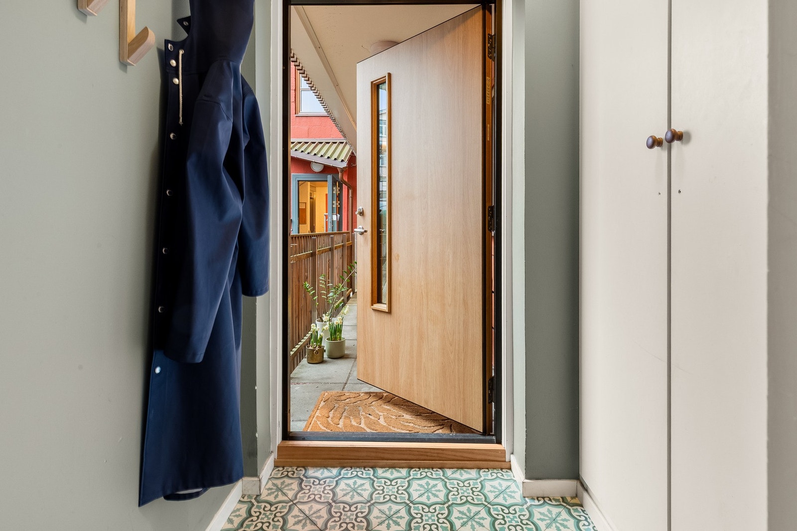 Innbydende entré med god plass til å henge fra seg yttertøy og sko i garderobeskap. Galleribilde