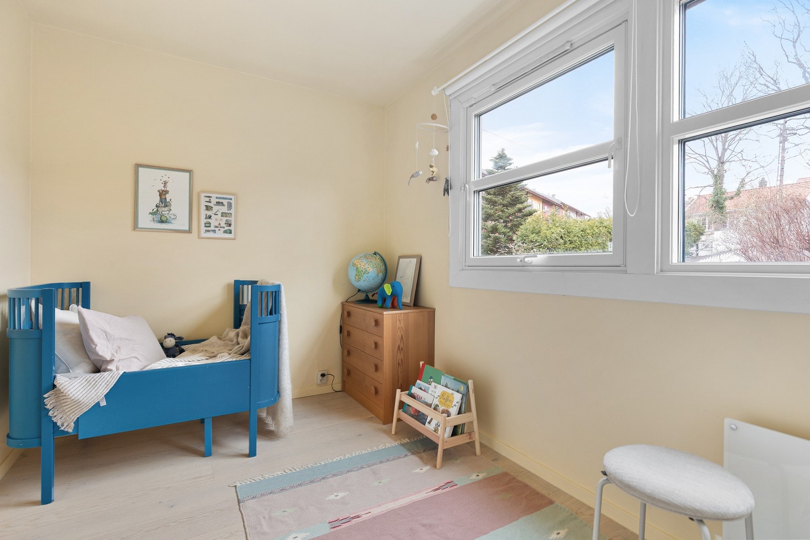 Praktisk soverom 2 med plass til dobbeltseng, nattbord og garderobeskap. Galleribilde