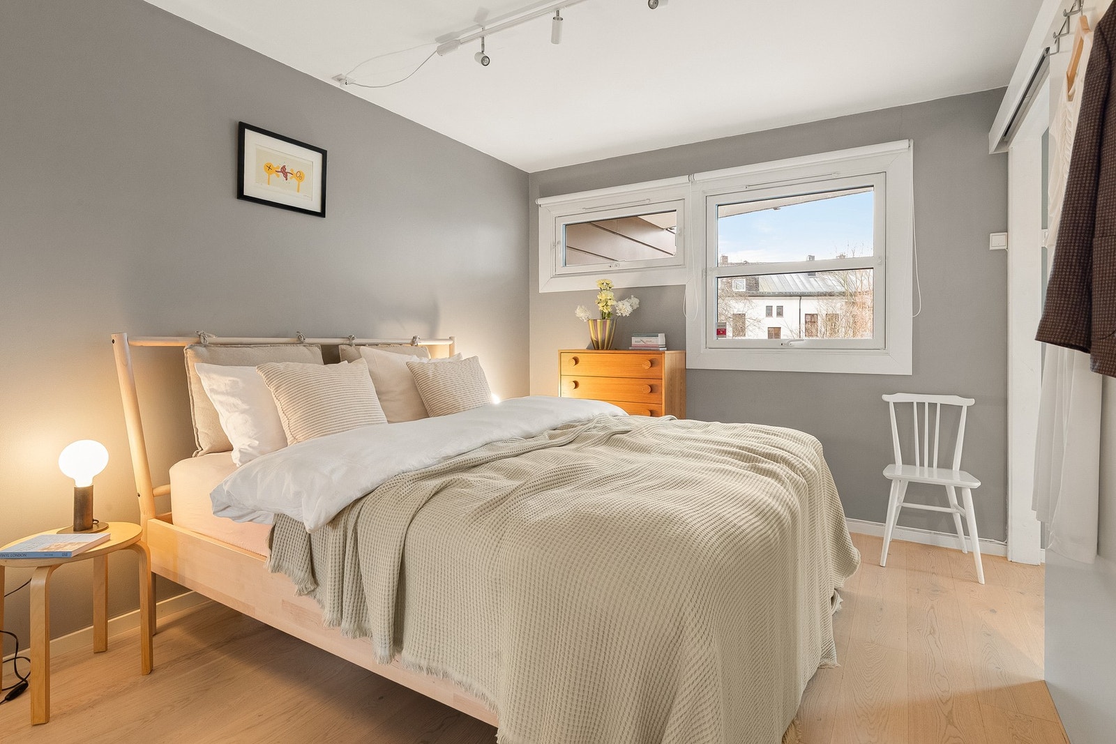 Romslig og innbydende hovedsoverom med god plass til stor dobbeltseng, nattbord og annet ønsket møblement. Galleribilde