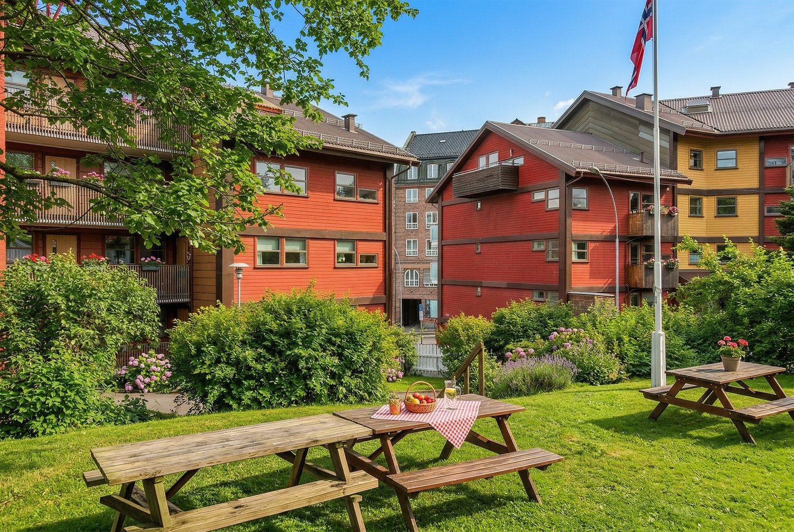 Her har du barnevennlige og parkmessig opparbeidet gårdsrom med beplantning. Galleribilde