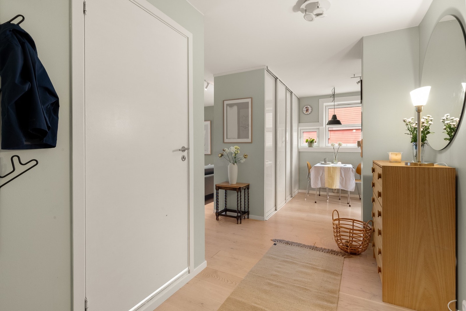 Boligen har en flott gang med plass til ytterligere møblering og oppbevaring. Galleribilde