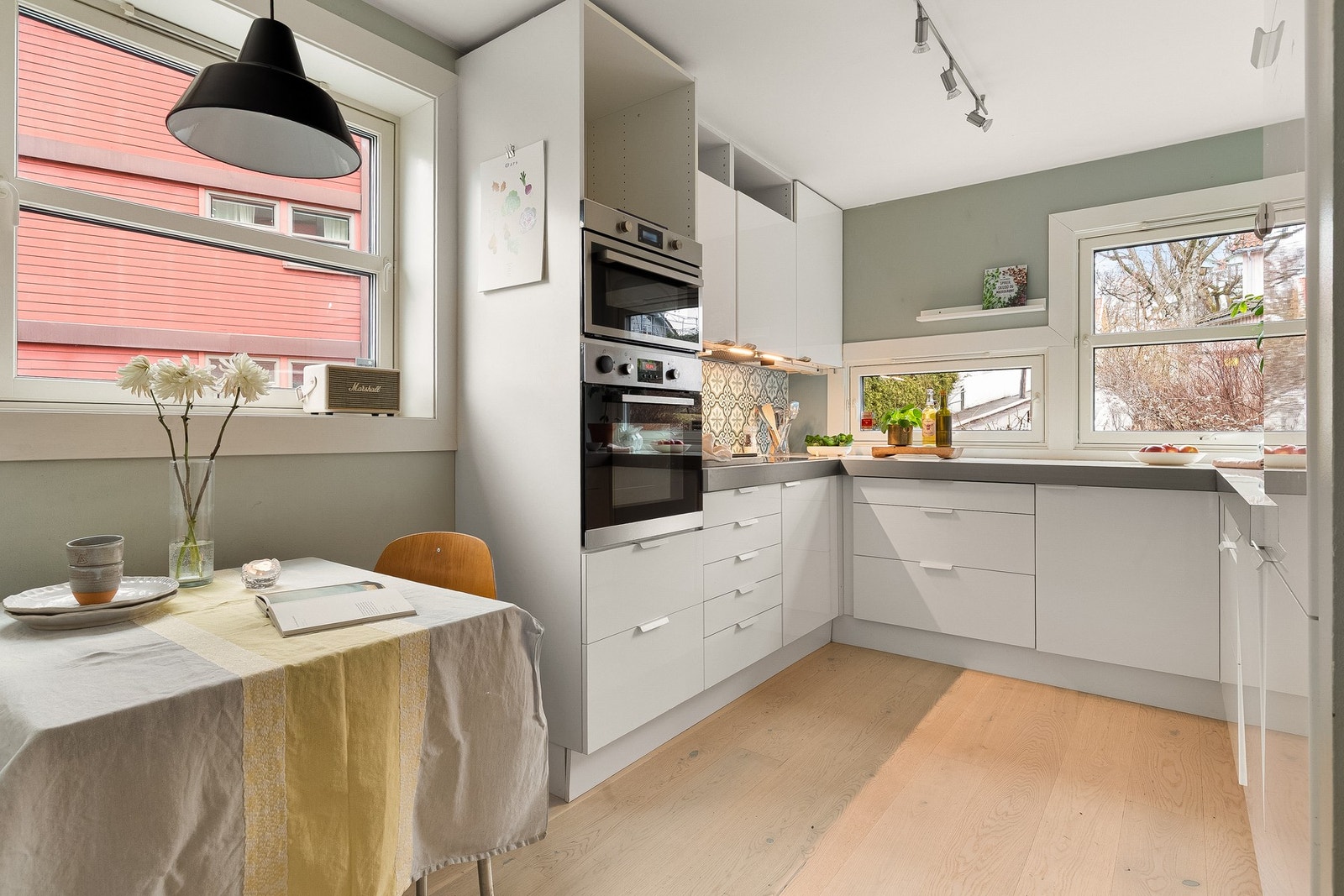 Boligen har en stor kjøkkensone med stilren kjøkkeninnredning fra 2010, levert av leverandøren IKEA. Galleribilde