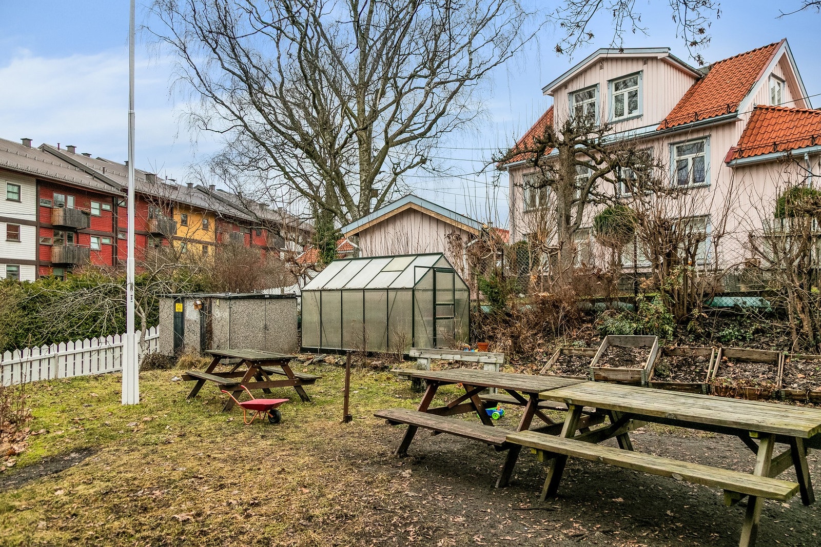 Her har du drivhus, sittegrupper og lekeplass. Galleribilde