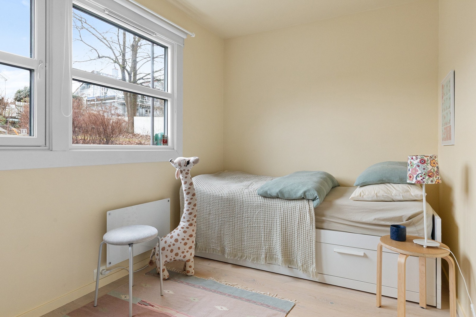 Soverom 2 passer perfekt som et gjesterom, barnerom, kontor eller en kombinasjon av dette. Galleribilde