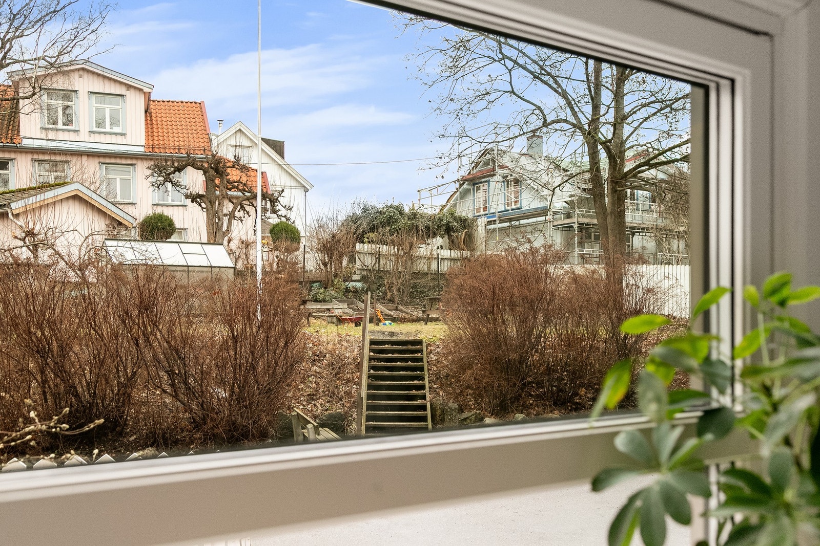 Fra kjøkkenet har du utsyn ut mot idyllisk felles hage med drivhus, plantekasser, bringebærbusker og epletre! Galleribilde