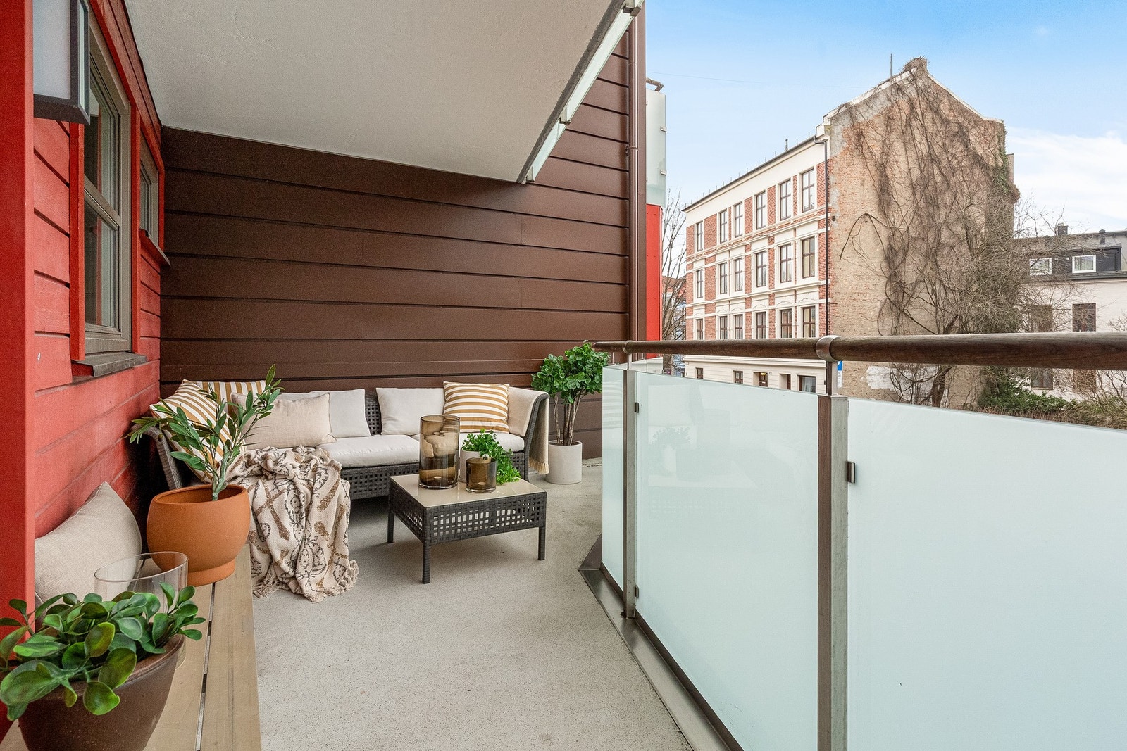 Fra stuen har du direkte utgang til solrik, sydvestvendt balkong på hele 13 m² hvor du kan nyte fantastiske solforhold. Galleribilde